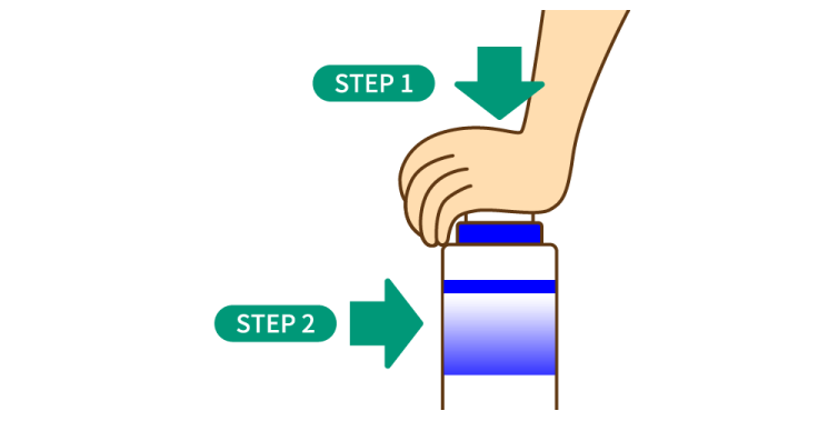 画像:STEP２  スプレーポンプをしっかり固定 手のひらで安全キャップを上から強く押しながら左に強くまわして外してください。次にスプレーポンプをボトルに差し込み、右にまわしてしっかりと固定します。