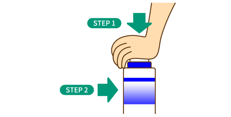 画像:STEP2 スプレーポンプをしっかり固定 手のひらで安全キャップを上から強く押しながら左に強くまわして外してください。次にスプレーポンプをボトルに差し込み、右にまわしてしっかりと固定します。